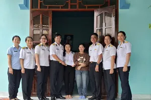 Đoàn công tác Hải đoàn 129 trao quà cho cháu Phạm Thị Uyên