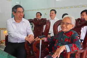 Đồng chí Nguyễn Phước Lộc, Phó Bí thư Thành ủy, Chủ tịch Ủy ban MTTQ Việt Nam TPHCM ân cần thăm hỏi sức khỏe Mẹ Việt Nam Anh hùng Bùi Thị Đay