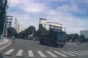 Tài xế lái xe tải đi ngược chiều ở vòng xoay Vũng Tàu