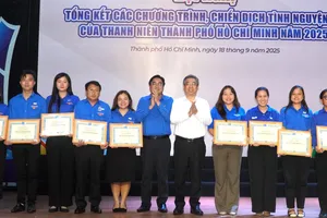 Đồng chí Nguyễn Phước Lộc, Phó Bí thư Thành ủy, Chủ tịch Ủy Ban MTTQ Việt Nam TPHCM dự và trao bằng khen cho các tập thể, cá nhân có thành tích xuất sắc trong các chương trình, chiến dịch tình nguyện hè 2025