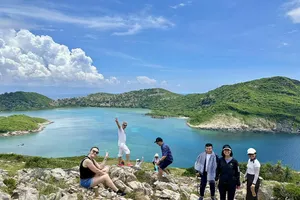 Khách du lịch thích thú khi trải nghiệm du lịch xanh tại Côn Đảo