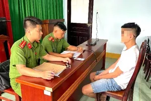 Cơ quan công an làm việc với nam thanh niên đăng tải thông tin sai sự thật về giá vàng ( Ảnh: CAĐN)