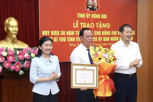 Chủ tịch UBND tỉnh Đồng Nai Võ Tấn Đức vinh dự đón nhận Huy hiệu 30 năm tuổi Đảng