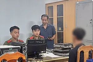 Công an phường Biên Hòa, tỉnh Đồng Nai mời làm việc và lập biên bản đối tượng thông tin sai sự thật về mưa lũ. Ảnh: CAT