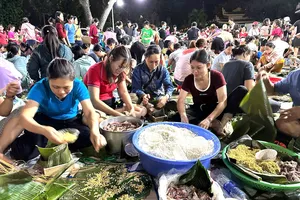 Người dân phường Trảng Dài (tỉnh Đồng Nai) xuyên đêm gói bánh chưng, bánh tét gửi đồng bào vùng lũ. Ảnh: NBH