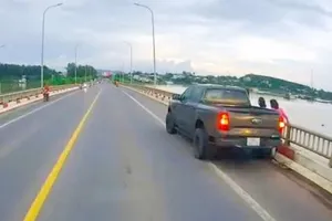 Xử phạt người phụ nữ dừng xe ô tô chụp hình trên cầu La Ngà