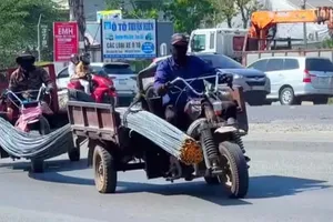 Hai xe ba gác chở hàng quá kích cỡ, gây mất an toàn trên tuyến quốc lộ 51. Ảnh do người dân cung cấp