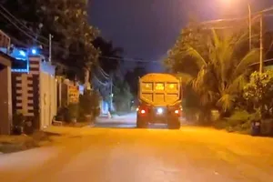 Xe tải chở đất đá không che chắn đi vào đường dân sinh gây bụi và mất an toàn giao thông. Ảnh: CACC