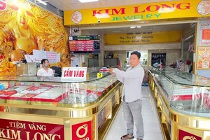 Đối tượng mang vàng giả đi cầm cố. Ảnh: CAT