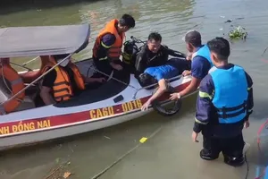 Lực lượng chức năng đã tìm kiếm và vớt được thi thể trong vụ chìm tàu chở đá