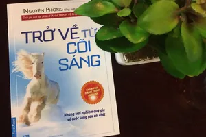Bìa sách Trở về từ cõi sáng