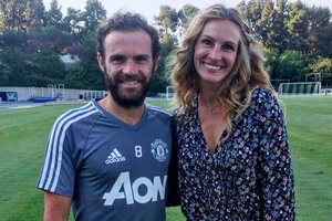 Julia Roberts được các cầu thủ Manchester United đón tiếp nồng nhiệt.