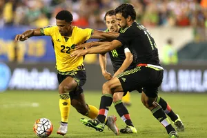 El Salvador (trái) chưa nhận một thất bại bại nào trước Curacao.