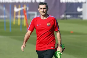 HLV Ernesto Valverde điều hành buổi tập chính thức đầu tiên.