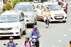 Nhiều ô tô đậu dưới lòng đường Điện Biên Phủ, quận 3, TPHCM. Ảnh: CAO THĂNG