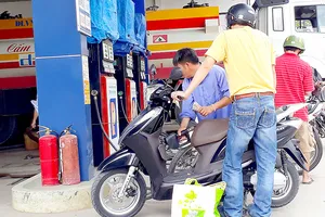 Trạm xăng Dương Anh Thư (679 Nguyễn Duy Trinh, phường Bình Trưng Đông, quận 2) vẫn bán hàng khi đang nhập xăng vào bồn chứa.