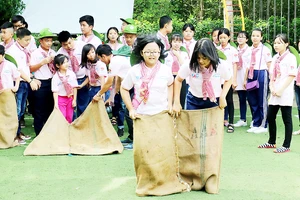 Con công nhân vui chơi tại Trại hè Học kỳ hồng