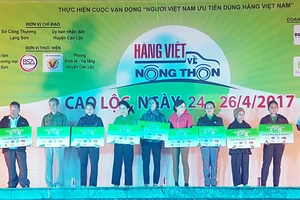 Phiên chợ Hàng Việt về nông thôn trao quà hộ gia đình và học sinh nghèo địa phương