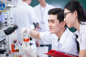 Mô hình đại học 4.0 nhất thiết phải có nghiên cứu khoa học và sáng tạo (sinh viên Khoa Dược Trường ĐH Nguyễn Tất Thành trong giờ thực hành)
