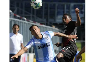 Mục tiêu của Leverkusen (phải) trong mùa giải sắp tới là giành suất dự Cúp châu Âu.