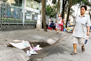 Một trong hàng loạt hố ga trên đường Vĩnh Khánh (quận 4) bị người dân “bức tử”