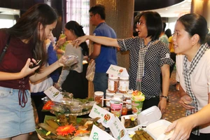 “Phiên chợ yêu thương” thu hút nhiều người tham gia