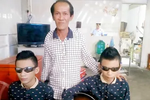Bán vé số nuôi 2 cháu mù lòa