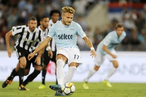 Ciro Immobile (Lazio) sút thắng quả phạt đền vào lưới Juventus ở trận Siêu cúp