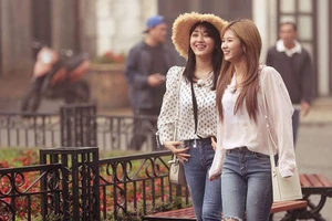 TWICE phấn khích du ngoạn Sun World Ba Na Hills