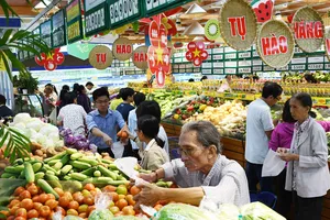 Khách hàng mua sắm tại hệ thống siêu thị Co.opmart 