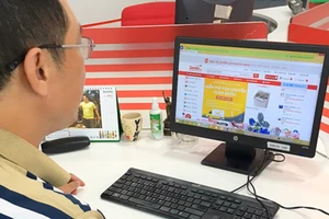 Nhấp chuột mua bán hàng qua internet