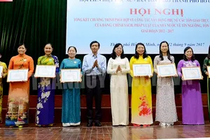 Phó Chủ tịch Hội LHPN TP Đỗ Thị Chánh (thứ 5 từ phải qua) trao bằng khen cho các tập thể. Ảnh: Website Thành ủy TPHCM