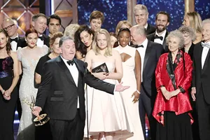 Ê kíp phim The Handmaid’s Tale trên sân khấu Emmy 2017. Ảnh: Reuters