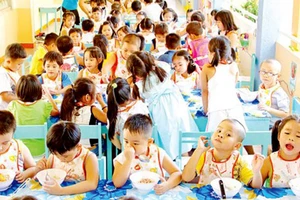 Bữa ăn của các bé học bán trú tại một trường mẫu giáo. Ảnh minh họa