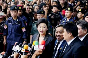 Cựu Thủ tướng Thái Lan Yingluck Shinawatra trả lời báo giới trước Tòa án Tối cao tại Bangkok ngày 1-8-2017. Ảnh: NIKKEI ASIAN REVIEW