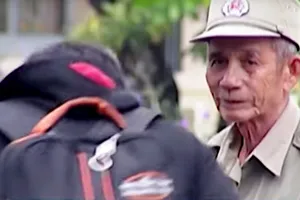 Không bắt buộc trong nội quy nhưng các em học sinh Trường THPT Lê Hồng Phong luôn cúi đầu chào bác bảo vệ khi tới trường suốt nhiều năm nay. Ảnh cắt từ clip