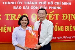 Đồng chí Thân Thị Thư, Ủy viên Ban Thường vụ Thành ủy, Trưởng Ban Tuyên giáo Thành ủy TPHCM trao quyết định bổ nhiệm lại chức danh Tổng Biên tập Báo SGGP đối với đồng chí Nguyễn Tấn Phong