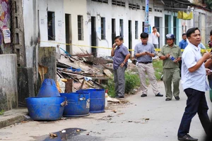 Công an phong tỏa hiện trường vụ việc phát hiện đầu người trong thùng rác