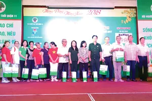 Các cụ nhận quà từ NutiFood