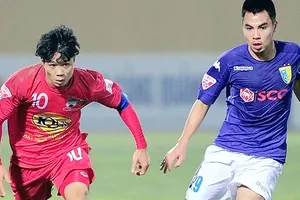 So với HAGL của bầu Đức, Hà Nội (phải) của bầu Hiển được đánh giá rất thành công từ đội 1 đến các đội trẻ. Ảnh: HOÀNG MINH