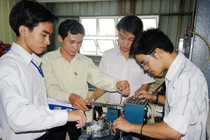 Sinh viên Trường ĐH Bách khoa TPHCM trong giờ học thực hành