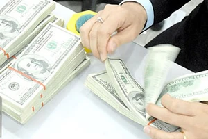 Giá USD ngân hàng tiến sát 23.000 đồng/USD, VN-Index giảm 8 điểm