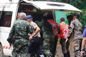 Các thành viên đội cứu hộ tại hang Tham Luang. Ảnh: CNN