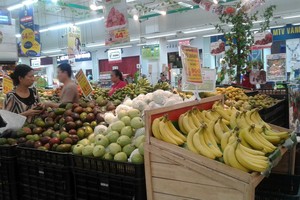 消費者在超市選購國產水果。