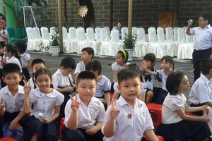 華人子弟佔一半的明道小學學生喜氣洋洋地迎接新學年。