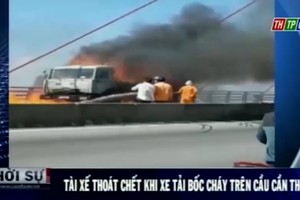 芹苴橋維修隊發現卡車自燃後趕往應救，經20分鐘後，火勢獲完全撲滅。（圖視頻截圖：芹苴電視台）