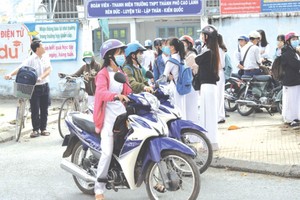 停止考試學生紛紛回家去。（圖源：互聯網）