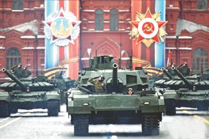 俄羅斯 T-14（阿瑪塔）主戰坦克接受檢閱。（圖源：互聯網）