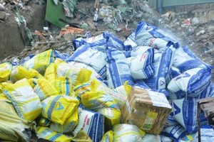 近23噸冒牌尿素及各類改良土壤材料被銷毀。（圖源：互聯網）