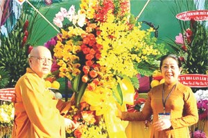 武氏蓉同志向市越南佛教教會贈送鮮花。（圖源：互聯網）